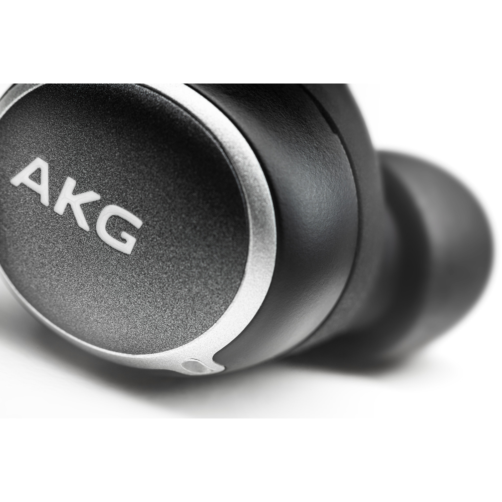 AKG N400NC TWS - Black - True Wireless Noise Cancelling Headphones - Detailshot 2